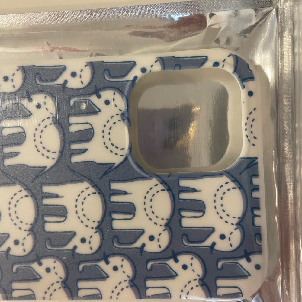 Roller Rabbit iPhone 12 max cover - Picture 4 of 7